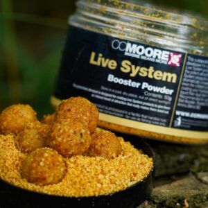 CC Moore Live System Bait Booster Powder diseñado para añadir una "piel crujiente" extremadamente atractiva a tus boilies y cebos de anzuelo.