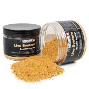 CC Moore Live System Bait Booster Powder 50gr diseñado para añadir una "piel crujiente" extremadamente atractiva a tus boilies y cebos de anzuelo.