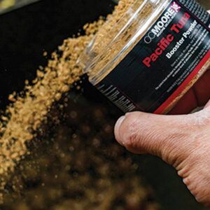 CC Moore Pacific Tuna Bait Booster Powder 50gr diseñado para añadir una "piel crujiente" extremadamente atractiva a tus boilies y cebos de anzuelo.