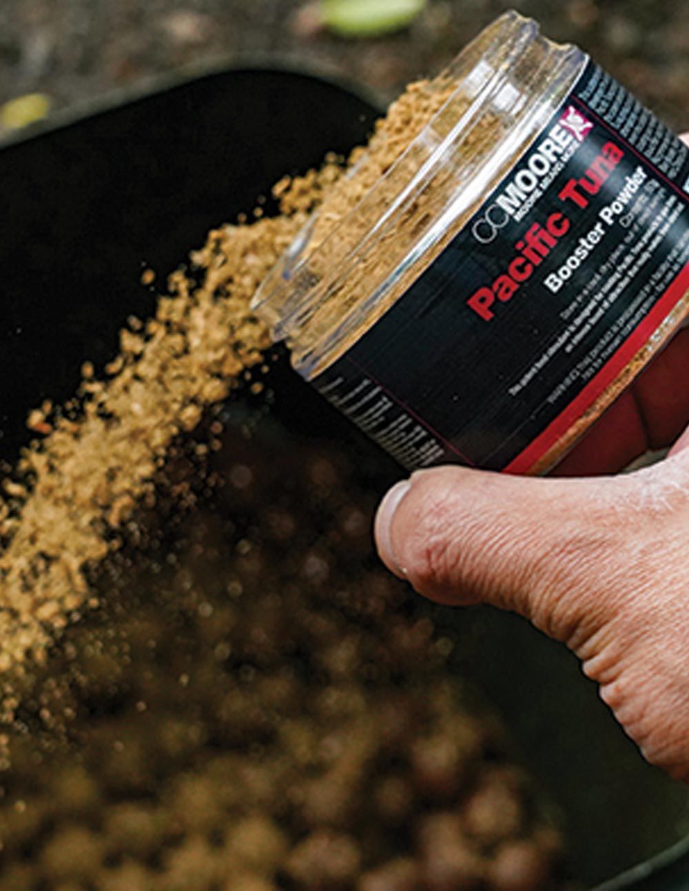 CC Moore Pacific Tuna Bait Booster Powder 50gr diseñado para añadir una "piel crujiente" extremadamente atractiva a tus boilies y cebos de anzuelo.