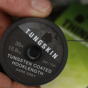 El Thinking Anglers Tungskin Hooklength 35lb es un material de montaje de alta densidad, diseñado para pescadores que buscan un bajo de máxima resistencia