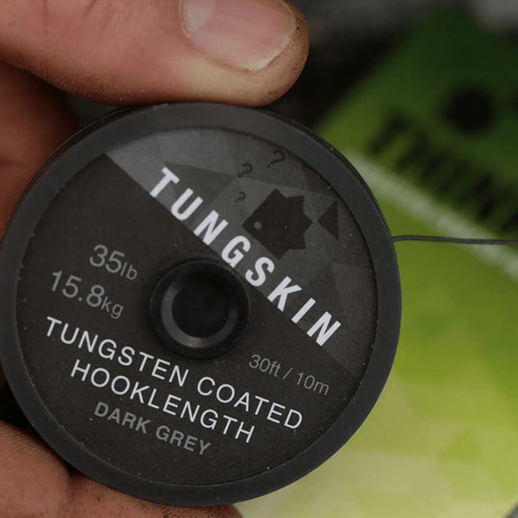 El Thinking Anglers Tungskin Hooklength 35lb es un material de montaje de alta densidad, diseñado para pescadores que buscan un bajo de máxima resistencia