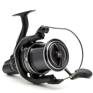 El Daiwa Carrete 23 Emblem 45 SCW QD es la herramienta definitiva para quienes buscan lanzar más lejos, recuperar con suavidad.