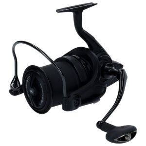 Daiwa Carrete Basia Carp 45 SCW QD combina la ligereza y la fluidez de rotación requeridas por los mejores expertos de la pesca.