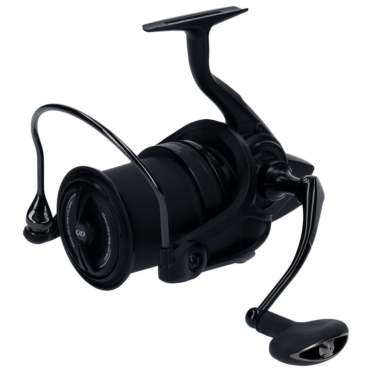 Daiwa Carrete Basia Carp 45 SCW QD combina la ligereza y la fluidez de rotación requeridas por los mejores expertos de la pesca.