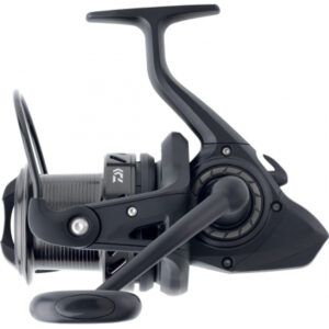 Daiwa Carrete Black Widow Carp 25A Diseñado pensando en los pescadores de carpas que buscan un producto duradero, funcional y fiable.