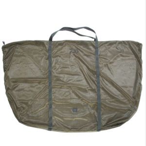 El Daiwa Black Widow Saco de Pesaje es una herramienta esencial para el pescador moderno que busca comodidad, ligereza y funcionalidad en cada sesión.