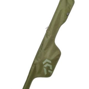 Daiwa Funda Caña Black Widow 10ft EXT es la elección perfecta para proteger tus cañas extensibles 9 o 10ft junto con el carrete, garantizando su seguridad