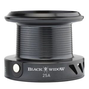 La Daiwa Bobina Recambio Black Widow Carp 25A ha sido diseñada específicamente para sustituir la bobina original de tu carrete Black Widow C 5000A