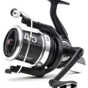 Daiwa Carrete 2023 Super Spod 45 SCW está diseñado para aquellos pescadores que buscan fiabilidad absoluta en tareas de spodding y marcación.