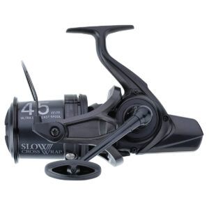 Daiwa Carrete Crosscast Spod 45 SCW 5000C QD diseñado para pescadores exigentes que buscan rendimiento, fiabilidad y precisión en largas distancias.