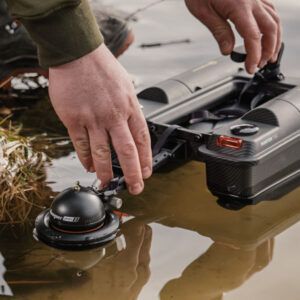 El Deeper Range Extender Kit para Barco Cebador es la solución definitiva para ampliar la conexión Wi-Fi de tu sonar Deeper hasta 200 metros