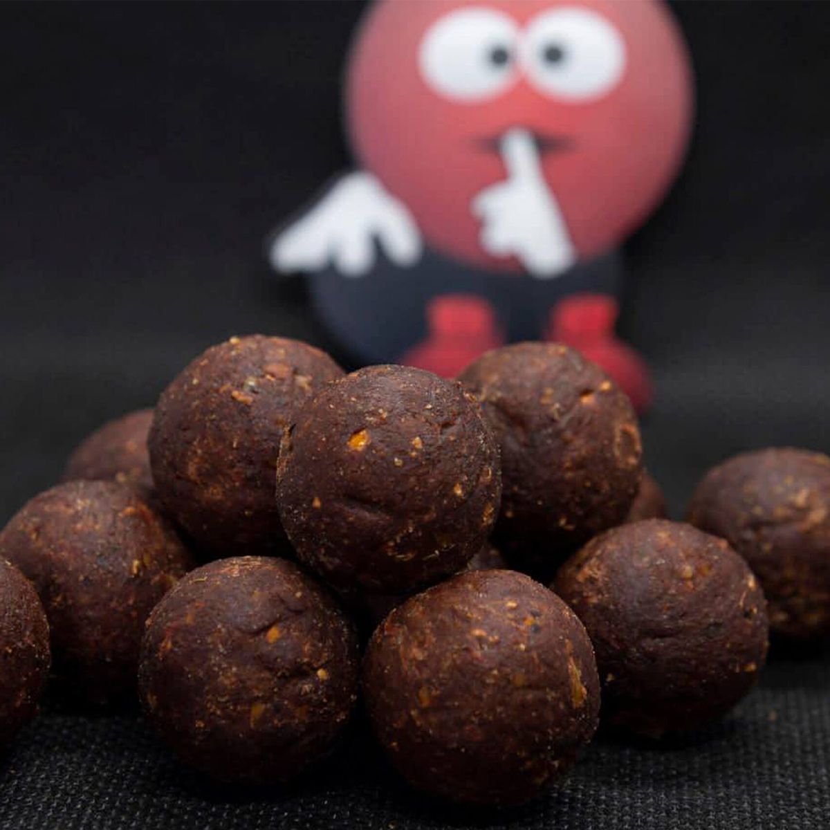 Los Dudi Baits Mister Dudi Boilies Solubles 20mm combina proteínas de alta calidad, atrayentes naturales y una disolución rápida y efectiva.