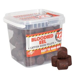 Los Dynamite Baits Bloodied Carp & Catfish Hook Pellets 22mm combina la textura de los boilies con la consistencia de los pellets.