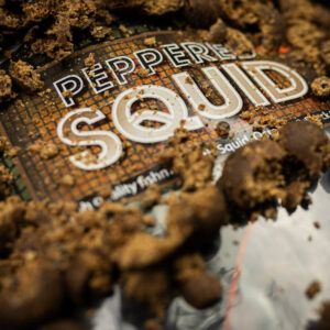 Dynamite Baits Peppered Squid Boilies de la gama Big Fish de Dynamite Baits representan una fórmula innovadora y efectiva.