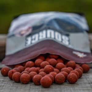 Dynamite Baits The Source Shelf Life Boilies 20mm ofrece un perfil atractivo e irresistible para las carpas con su aroma especiado y su color rojo intenso.