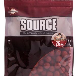 Dynamite Baits The Source Shelf Life Boilies 26mm ofrece un perfil atractivo e irresistible para las carpas con su aroma especiado y su color rojo intenso.