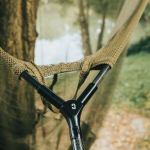 Forge Tackle Sacadera 42 Oliva Fabricada completamente en carbono, esta sacadera es increíblemente ligera, lo que te permite manejarla con facilidad.