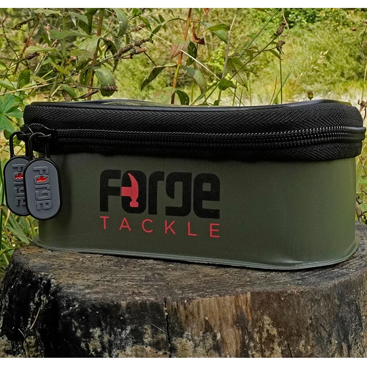 La Forge Tackle EVA Classic Pouch-M es una bolsa multifuncional pensada para ofrecer protección total, comodidad y durabilidad en cada sesión de carpfishing
