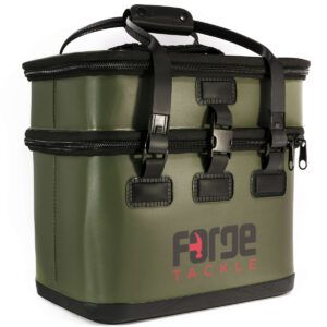 Forge Tackle Bolso Aislado Para Cebo aislamiento interno para mantener tus preciados boilies frescos y seguros incluso durante los días más calurosos.