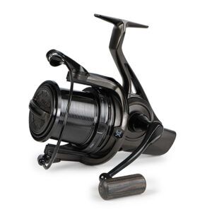 Fox Carrete 12000 XC es un carrete de alto rendimiento diseñado para los pescadores de carpas que buscan fiabilidad, potencia y fluidez en sus sesiones