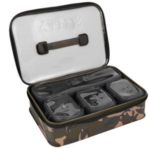 Fox Aquos Camolite Sistema Almacenamiento incluye una bolsa principal y cuatro bolsas de accesorios internas en color khaki.