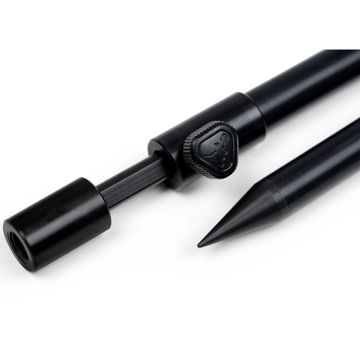 Fox Pica Anodizado Negro 30cm es una pica delgada, ligera y resistente, diseñada para ofrecer máxima estabilidad en tus Set Up.