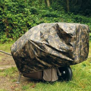El Fox Covertor Carro Explorer Camo es un accesorio imprescindible para proteger tu equipo de carpfishing frente a la lluvia, el barro y el polvo.