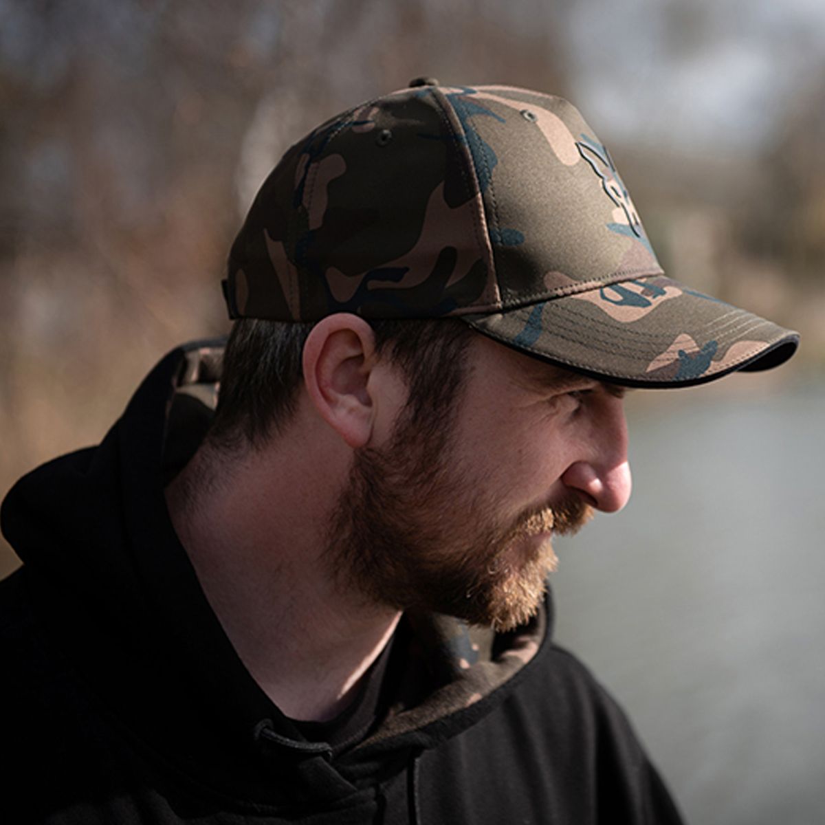 La Fox Gorra Camo Baseball es una prenda imprescindible para quienes buscan un estilo funcional, moderno y perfectamente adaptado a la vida al aire libre.
