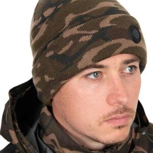 El Fox Gorro Beanie Sherpa Camo es el complemento ideal para mantener la cabeza y las orejas protegidas del frío durante largas sesiones de carpfishing.
