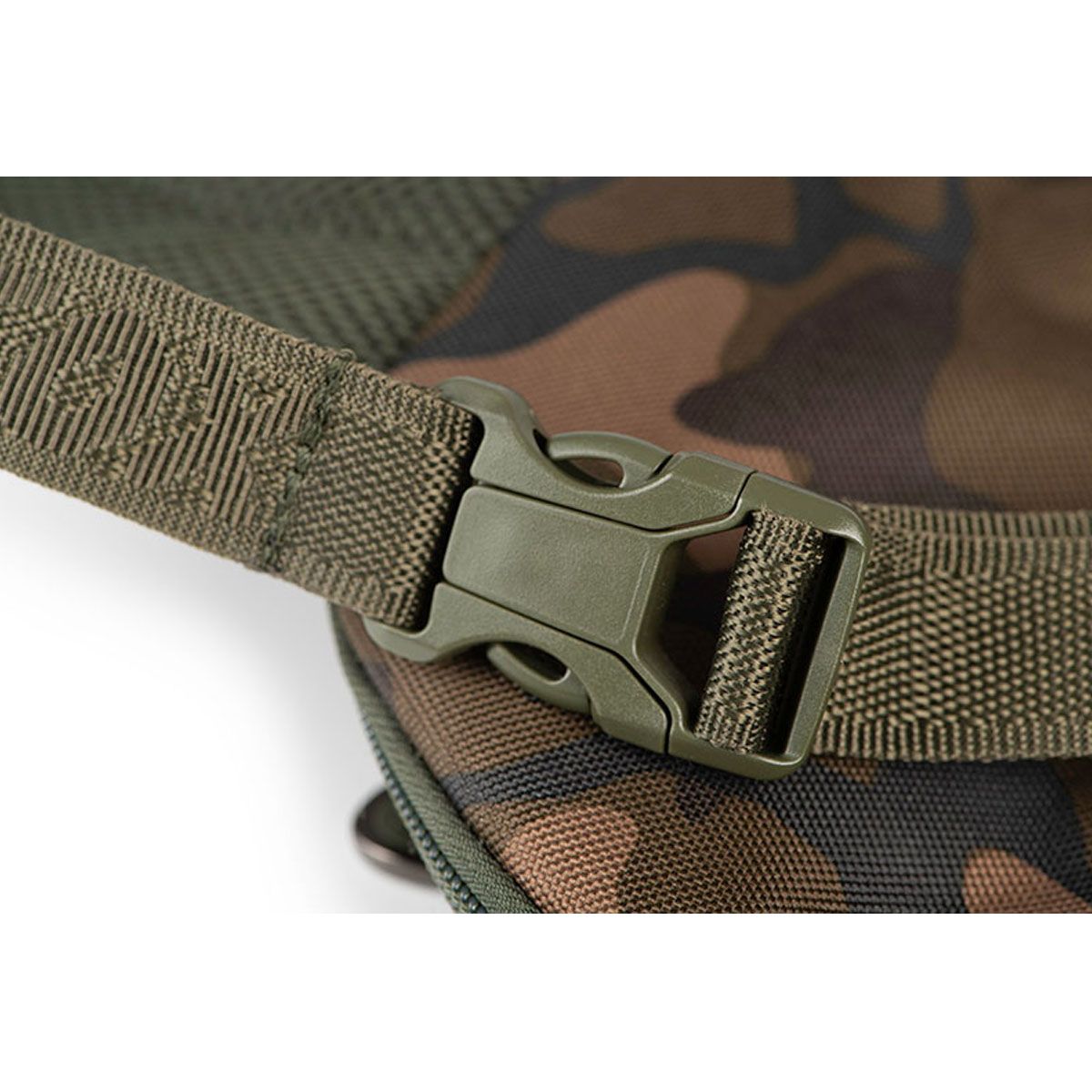 La Fox Camolite Bandolera es el accesorio perfecto para pescadores que buscan organización, funcionalidad y seguridad en cada salida de pesca.