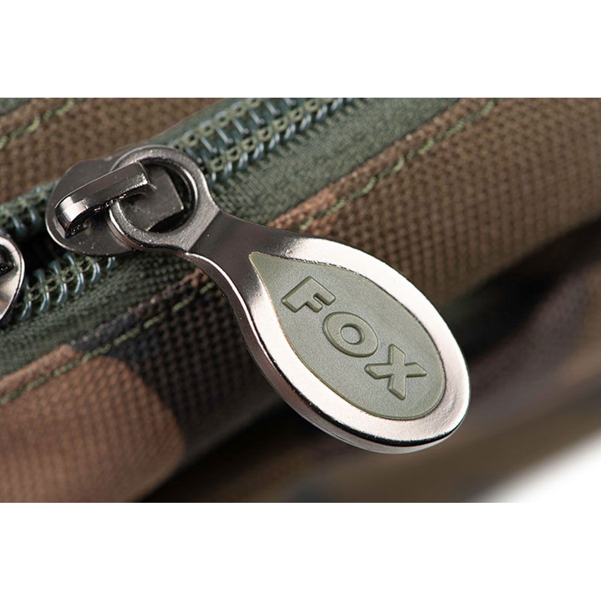 La Fox Camolite Bandolera es el accesorio perfecto para pescadores que buscan organización, funcionalidad y seguridad en cada salida de pesca.