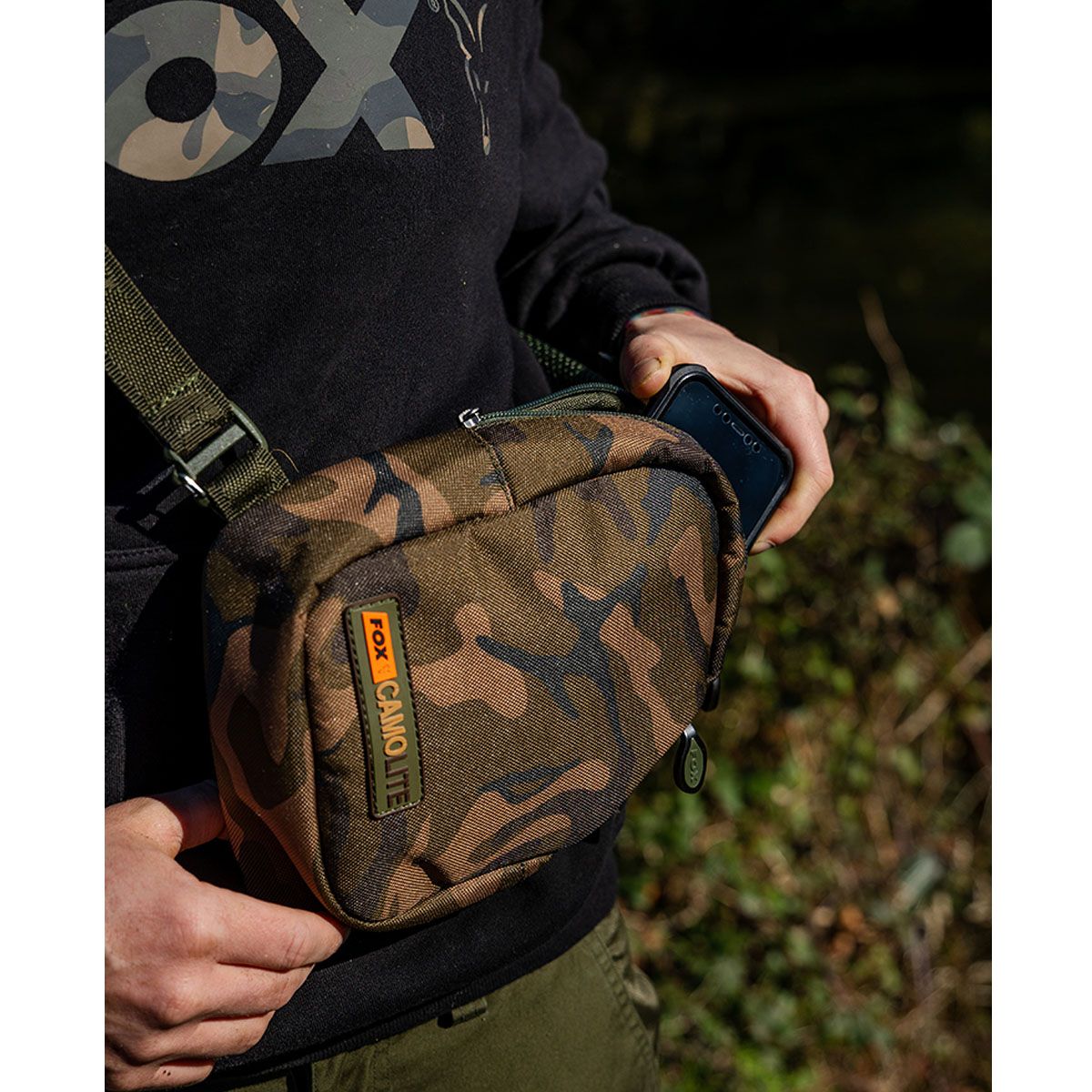 La Fox Camolite Bandolera es el accesorio perfecto para pescadores que buscan organización, funcionalidad y seguridad en cada salida de pesca.