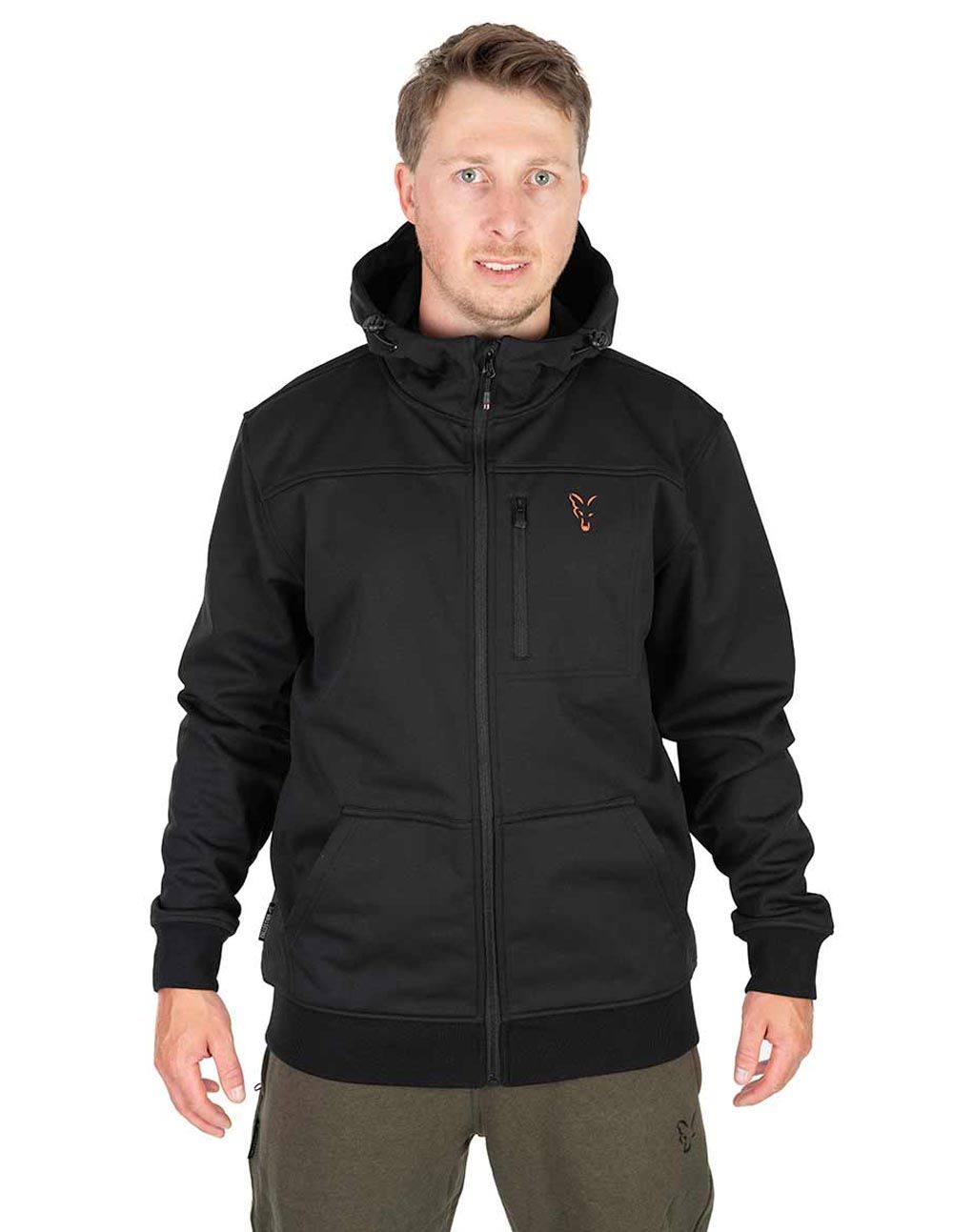 Fox Chaqueta Soft Shell Negro y Naranja-2XL es una prenda diseñada para ofrecer comodidad, estilo y protección ligera a los pescadores.