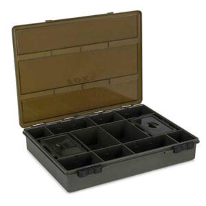 La Fox EOS Carp Tackle Box Loaded Large es la caja definitiva para pescadores de carpas que buscan orden, accesibilidad y durabilidad en su equipo.