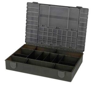 La Fox Edges Tackle Box Large es una caja robusta, práctica y versátil que combina gran capacidad con un diseño inteligente.