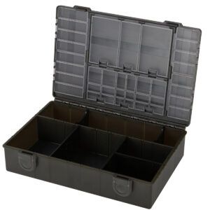 La Fox Edges Tackle Box es la evolución moderna de la mítica F-Box, diseñada para pescadores que buscan una caja de aparejos práctica y compacta.