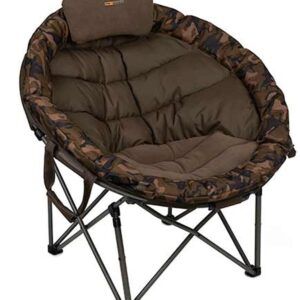 Fox Silla Lounger es una silla plegable, redonda y extra acolchada, pensada para ofrecer el máximo confort durante tus jornadas de pesca.