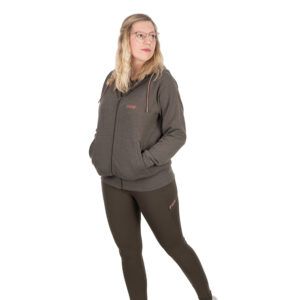 Fox WC Sudadera Cremallera-S combina calidez, funcionalidad y un diseño pensado para mujeres activas que disfrutan del carpfishing y del aire libre.