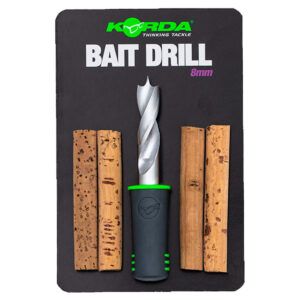 El Korda Bait Drill 8mm es la herramienta esencial para cualquier pescador de carpas que busque ajustar y equilibrar sus cebos con precisión profesional.