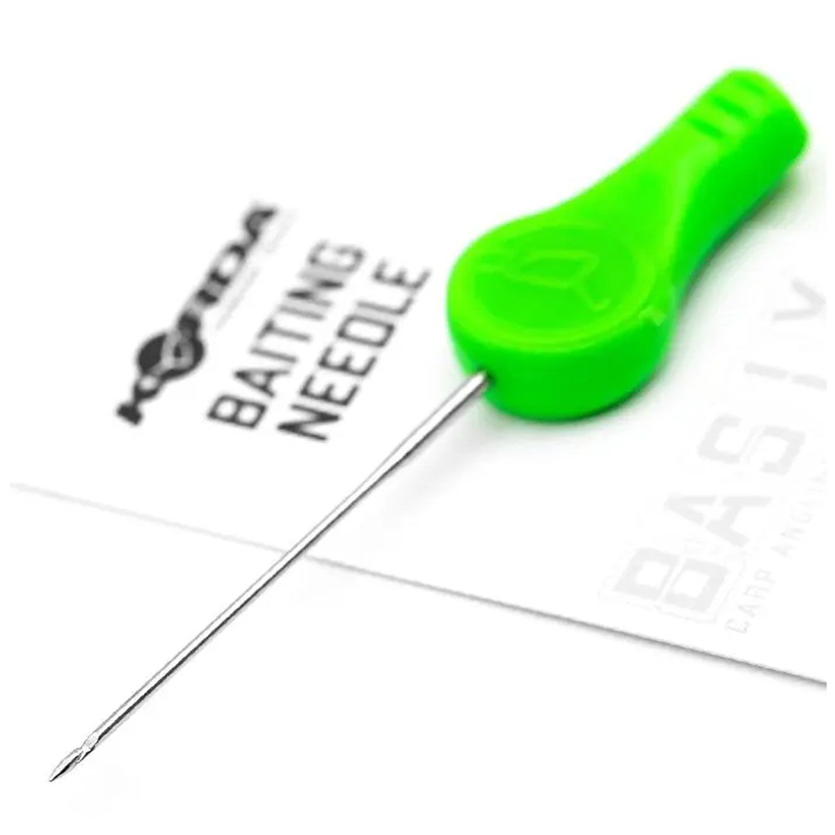 La Korda Basix Aguja es una herramienta esencial para el carpfishing, diseñada para montar cebos con precisión, rapidez y sin dañarlos.