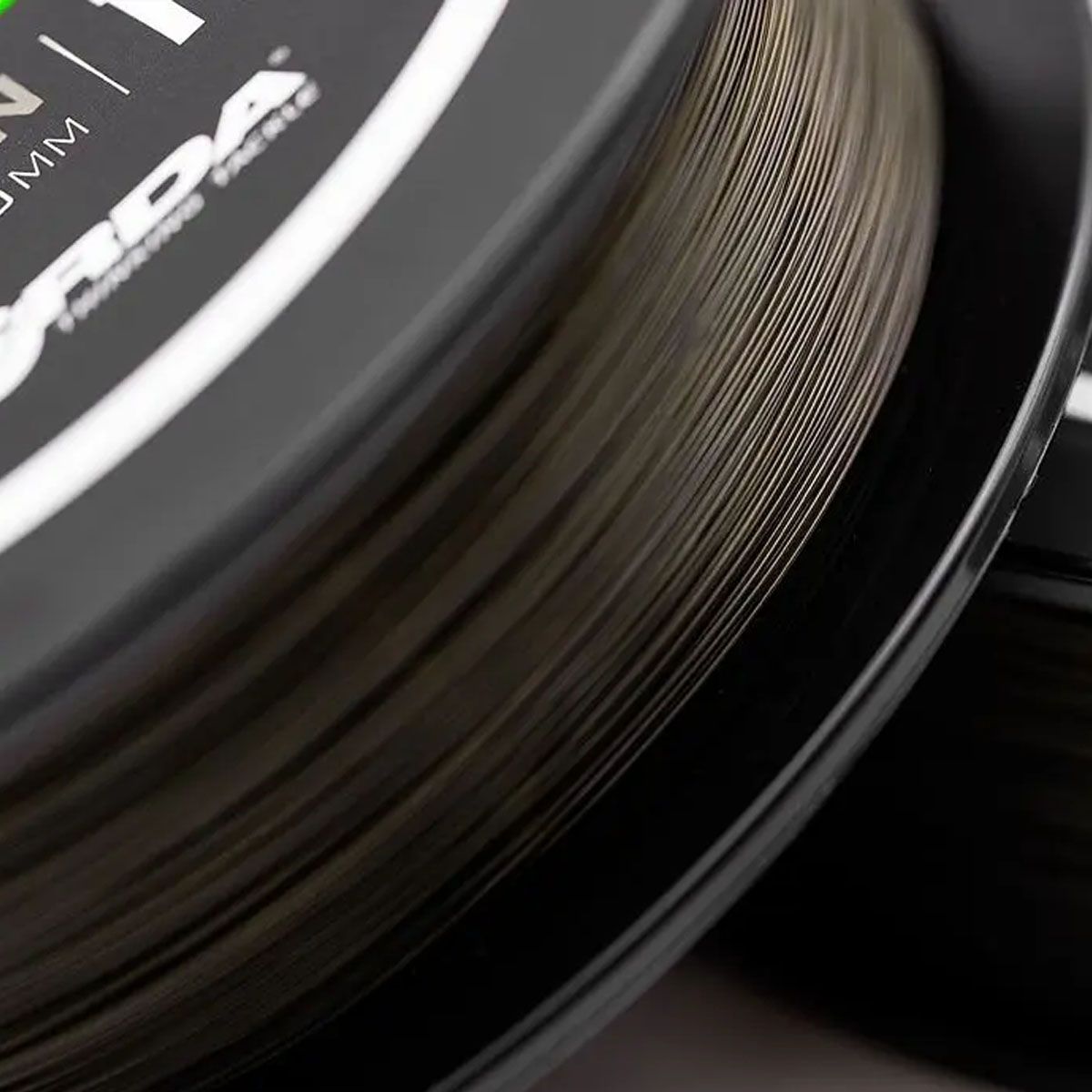 La Korda Basix Mainline 15lb 0.40mm 1000m es una línea principal versátil, duradera y con un excelente rendimiento general.