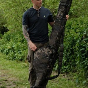 Korda Funda Cañero Compac 3 Cañas 13ft Dark Kamo diseñada para ofrecer la máxima protección y comodidad a los pescadores de carpa.