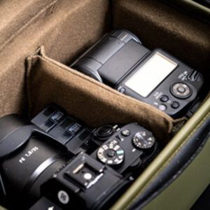 La Korda Compac Bolsa Cámara-M técnica y resistente, diseñada específicamente para proteger y transportar con seguridad tu equipo fotográfico.