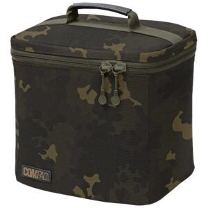 La Korda Bolsa Isotérmica Dark Kamo- M está diseñada para pescadores que buscan mantener sus cebos y alimentos frescos durante toda la jornada