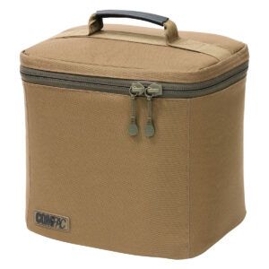 La Korda Compac Bolsa Isotérmica-M es una bolsa isotérmica ligera, resistente y altamente funcional, diseñada para mantener tu cebo o comida refrigerada.