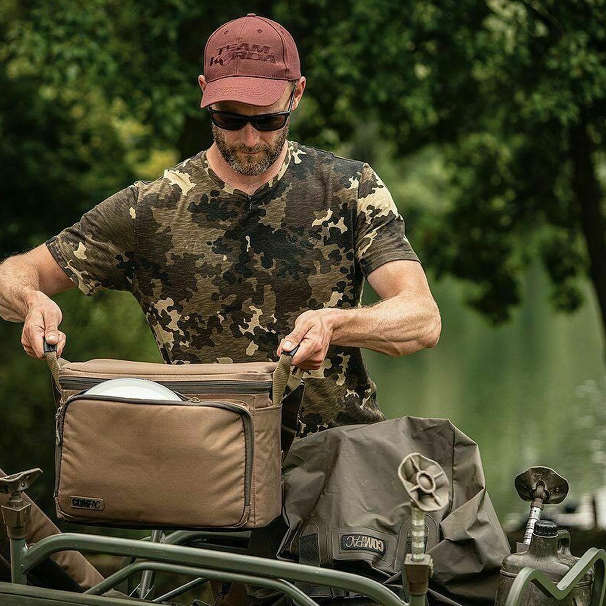 La Korda Compac Bolsa Isotérmica-M es una bolsa isotérmica ligera, resistente y altamente funcional, diseñada para mantener tu cebo o comida refrigerada.