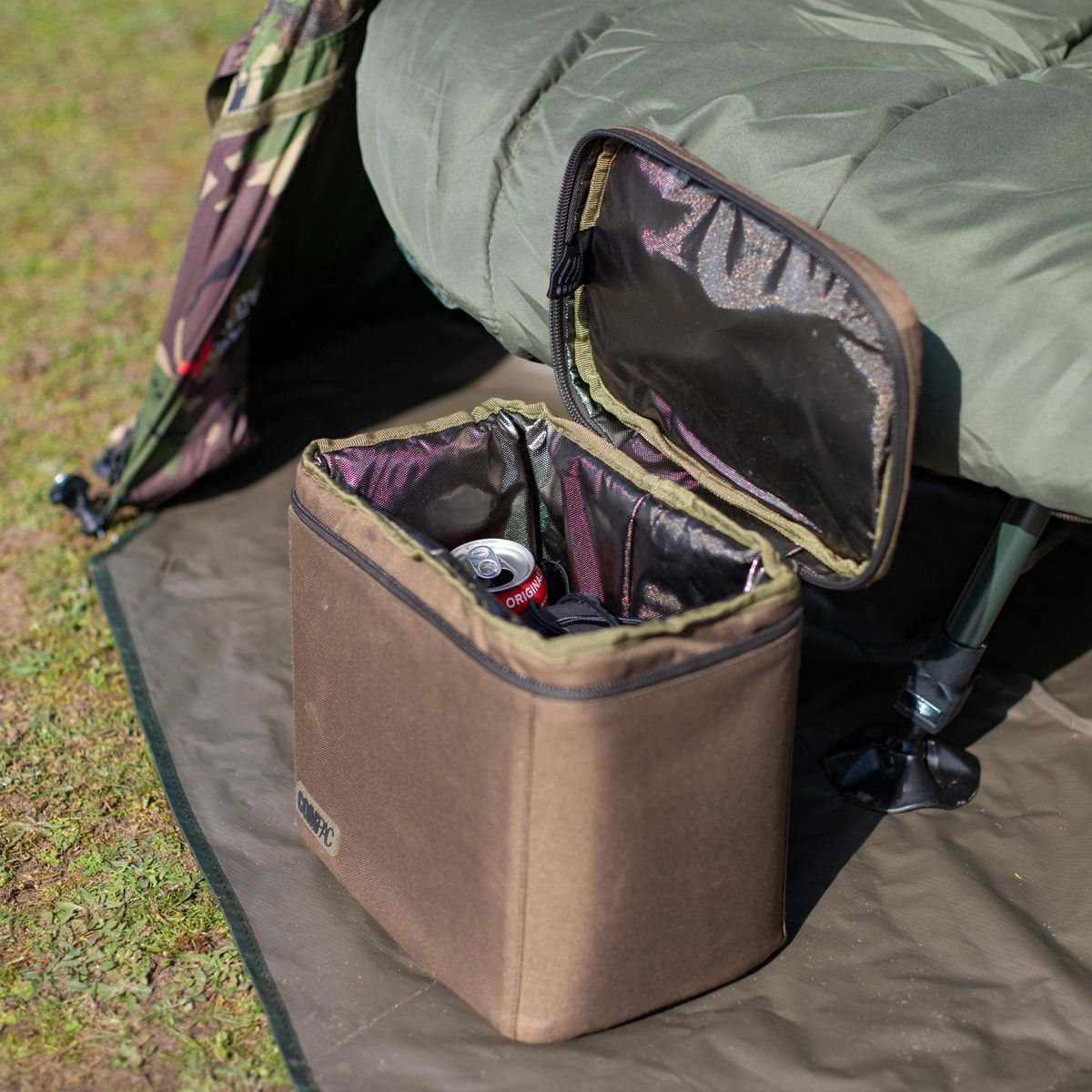 La Korda Compac Bolsa Isotérmica-M es una bolsa isotérmica ligera, resistente y altamente funcional, diseñada para mantener tu cebo o comida refrigerada.