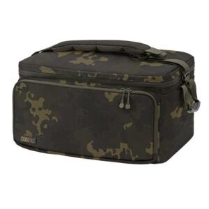 La Korda Bolsa Isotérmica Dark Kamo- XL es la opción definitiva para los pescadores que necesitan gran capacidad y máxima conservación