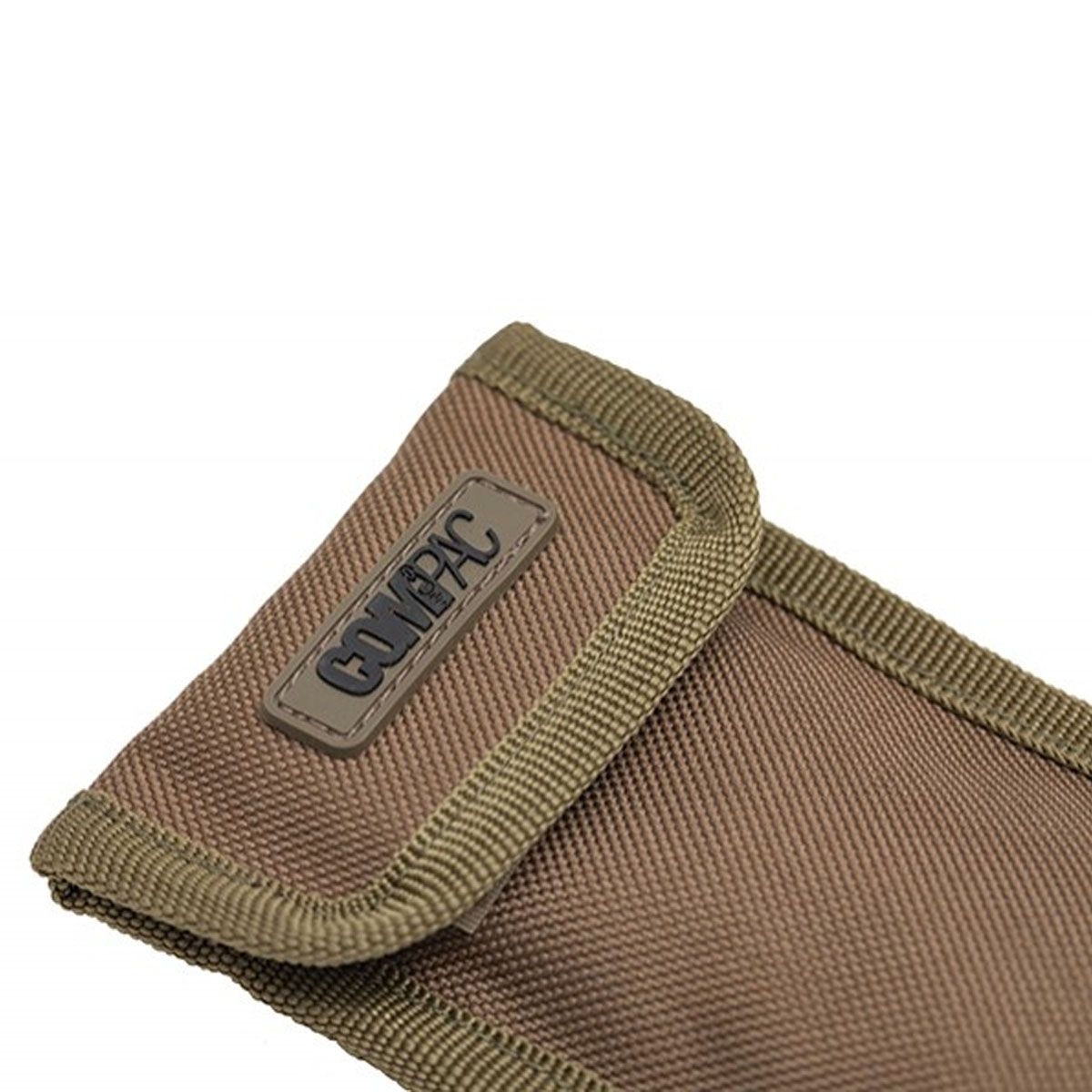 La Korda Compac Funda Distance Stick ha sido creada para ofrecer una solución práctica, duradera y segura al almacenar y transportar tus picas de distancia.